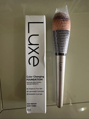 NWT Luxe Color-Adaptive Foundation & Application Brush - MEDIUM Tone